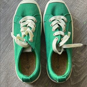 Cariuma Green and White Canvas Sneakers